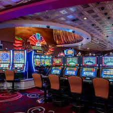 k2game ကာစီနို baccarat ဂိမ်း မြန်မာ ကစားသူ ဖုန်းနှင့် ကစားနေသောမြင်ကွင်း